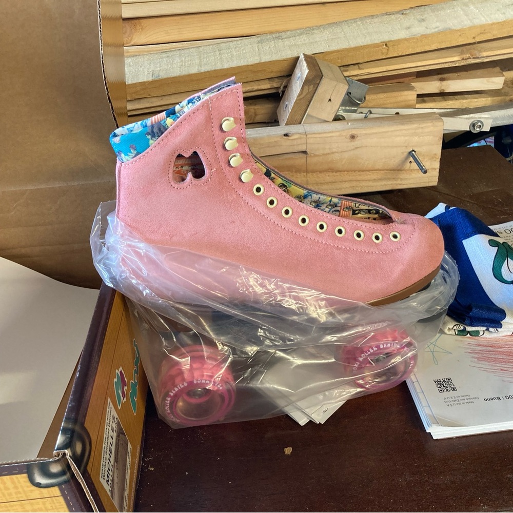 NWT MOXI ROLLER SKATES pink